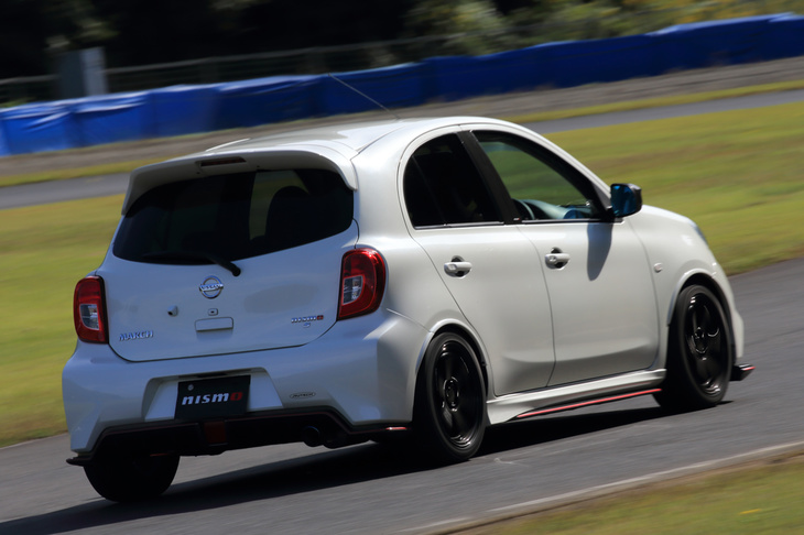 ニスモの用品が装着された「マーチNISMO S」の走りは、とにかくレスポンシブ。今や貴重な、ハイチューンの自然吸気エンジンのよさが感じられた。