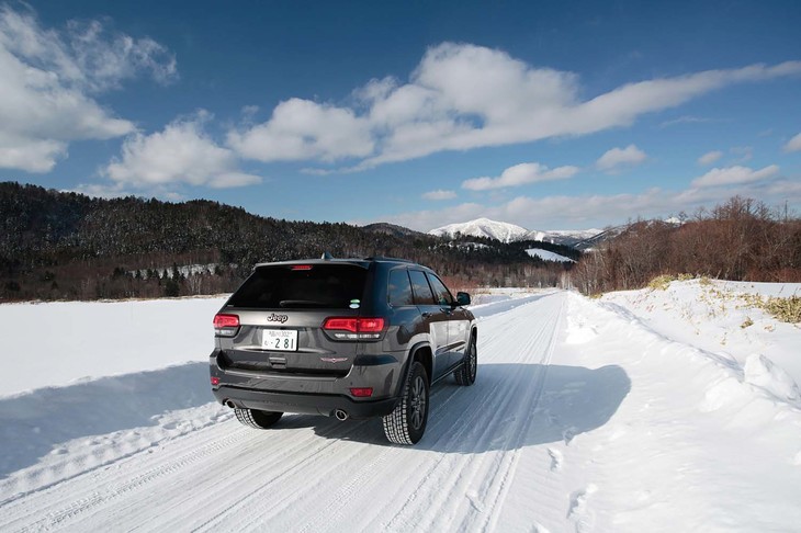 試乗の舞台は、主に帯広から南富良野にかけての丘陵地帯や峠道。「グランドチェロキー トレイルホーク」では役160kmを走行し、燃費（車載燃費計計測値）は7.5km/リッターを記録した。