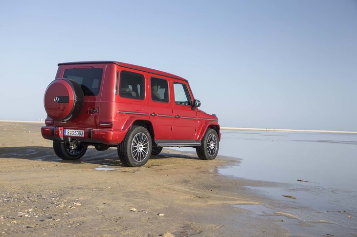 リアのリジッドアクスルは、4本のトレーリングアームとパナールロッドによって制御される。