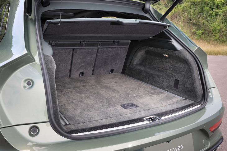 ラゲッジスペースには2列5人乗り仕様で484リッターの容量を確保。耐傷性を考慮して、床面や側壁、シートバックなどはいずれも起毛素材で覆われている。