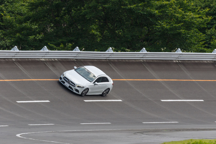 225/45ZR18サイズの「eプライマシー」を装着した「メルセデス・ベンツA180」の高速バンク走行シーン。抜群の直進性がもたらす安心感が印象的だった。