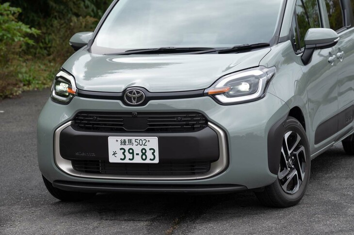 新型のデザインテーマは“シカクマル”。ヘッドランプやグリルなど、基本は多角形ながらコーナー部分をラウンドさせている。