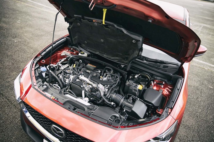 ガソリンエンジンとディーゼルエンジンの長所を兼ね備えるという「スカイアクティブX 2.0」ユニット。写真のように、エンジンのカバーは開いた状態で固定できる。