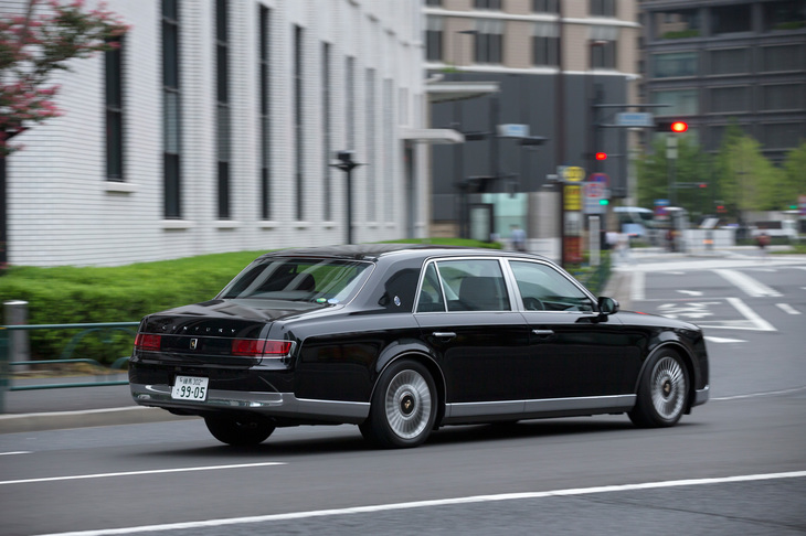 全長×全幅×全高＝5335×1930×1505mm、ホイールベース＝3090mmというトヨタの頂点にふさわしい、堂々たるボディーサイズを持つ。