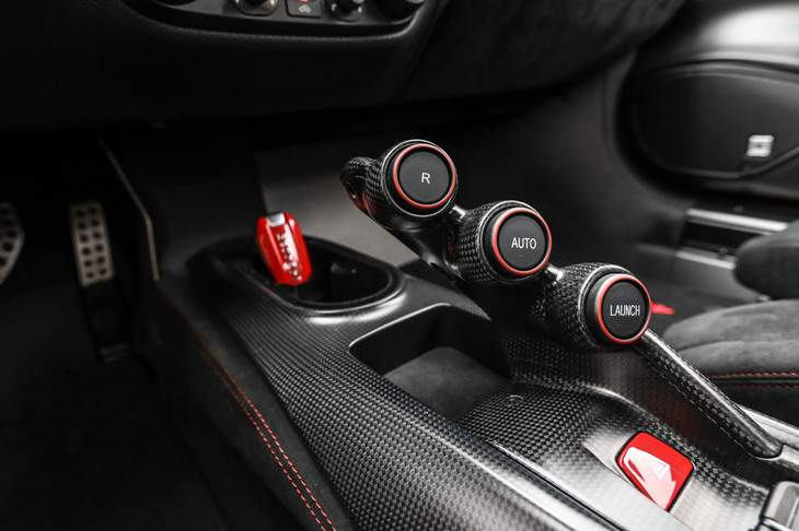 トランスミッションはデュアルクラッチ式の7段ATのみ。センターコンソールにはボタン式のシフトセレクターがレイアウトされる。