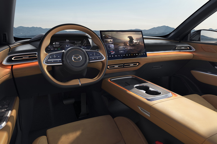 「マツダEZ-6」のコックピット。運転支援と事故被害の低減を図るインテリジェントドライブ機能を採用している。