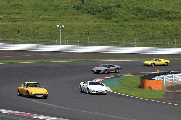 歴代ロータスが大集結する、「ヒストリックミュージアム」の展示車両によるデモンストレーションラン。さまざまな世代のロータスがサーキット駆ける雄姿とサウンドが、ロータスファンの心をわしづかみにする。午後は天気が下り坂だったが、デモラン終了までは極端に悪化することもなく、じっくりとクラシック・ロータスの走行を楽しむことができた。