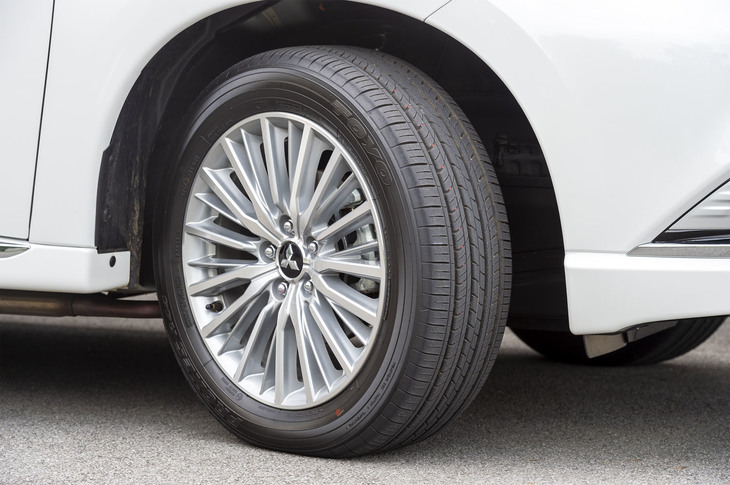 標準装着タイヤは、オールシーズンタイヤの「トーヨー・プロクセスA24」から、サマータイヤの「プロクセスR44」へと変更。ホイールも新デザインとなっている。