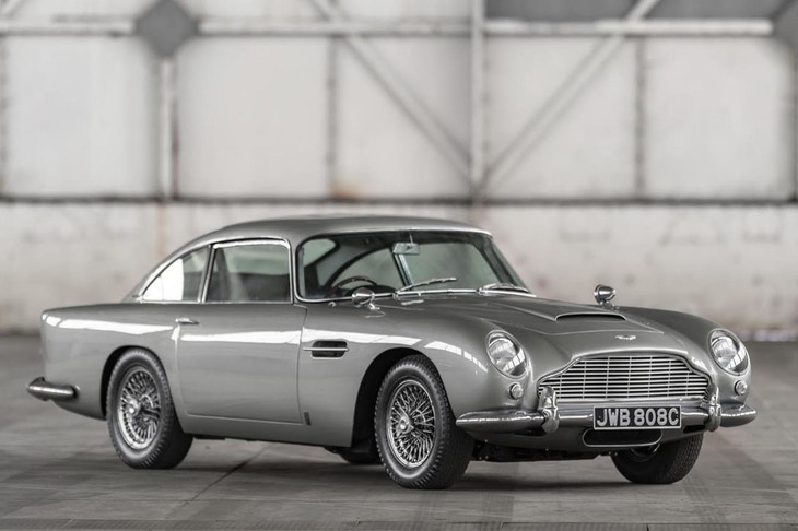 「アストンマーティンDB5」
	デイヴィッド・ブラウン時代を代表するスポーツカー。1963年から2年間製造されて「DB6」に引き継がれる。4リッターの直列6気筒DOHCエンジンを搭載し、トリプルキャブレターが与えられて最高速度は240km/hを誇った。