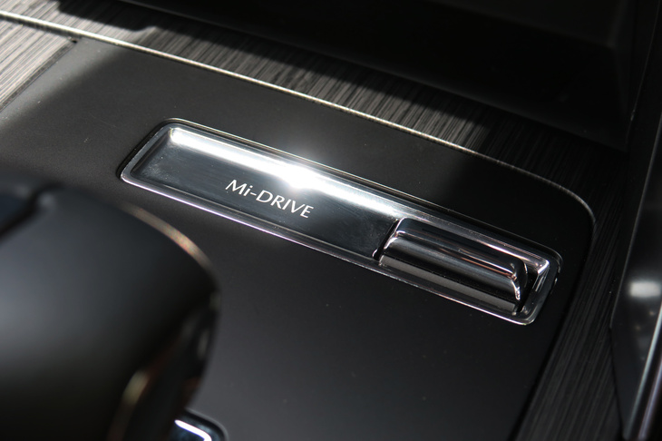 ドライブモードは、FR車では「ノーマル」と「スポーツ」の2種類。加えて4WD車には「オフロード」モードが備わり、さらにディーゼルの4WD車と「PHEV」には「トーイング」モードが、PHEVには「EV」モードが設定される。