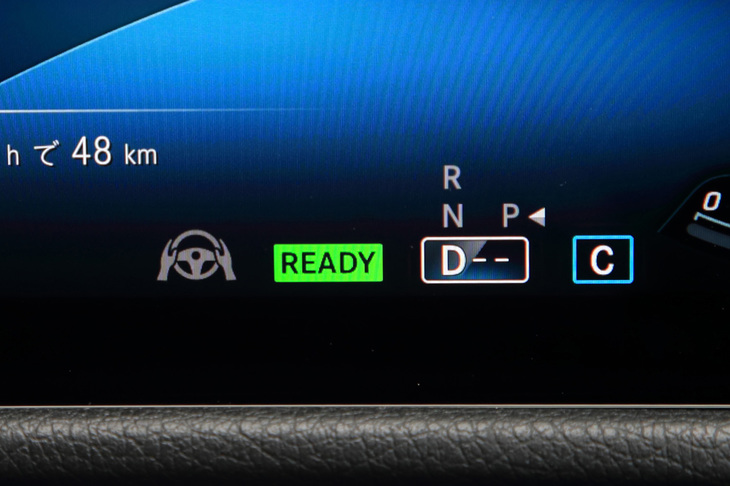 回生ブレーキの強さは「D＋」「D」「D－」「D－－」の4種類で、デジタルメーター内の表示で確認が可能。状況に応じて制動力を自動調整する「D Auto」も用意される。