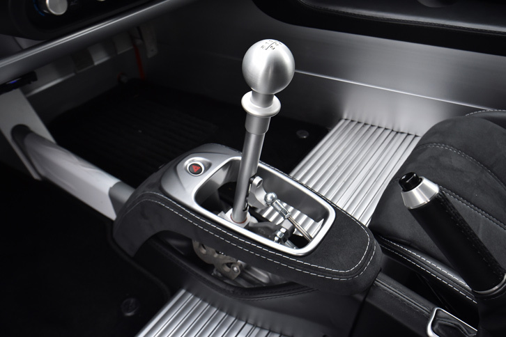 軽量化のために大幅に変更されたセンターコンソール。シフトセレクターの基部はご覧の通り内部が“丸見え”となっており、変速操作のたびにカチャカチャと動く様子が面白い。