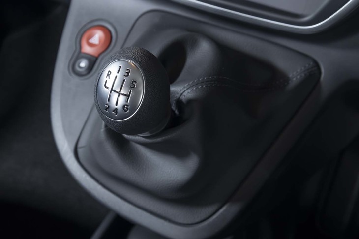 ステアリングホイールから手を離してすぐという、絶妙な位置にレイアウトされたシフトレバー。操作フィールは剛性感にあふれている。