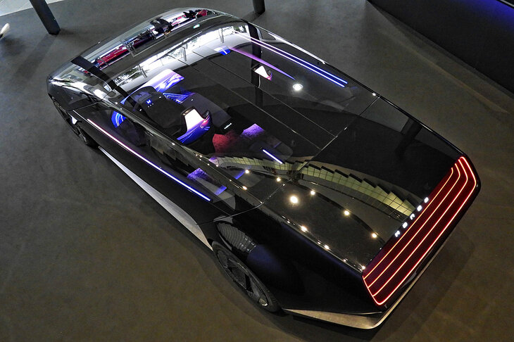 会場のエントランスに展示されたコンセプトモデル「ホンダ0サルーン」。ホンダでは2026年に同ブランドの第1号車を市場投入し、2030年までに7車種をラインナップする計画となっている。