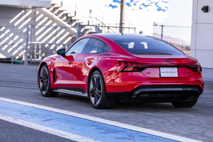 なだらかなルーフラインが特徴的な4ドアクーペフォルムの「RS e-tron GT」。空気抵抗係数＝Cd値は、0.24と発表されている。