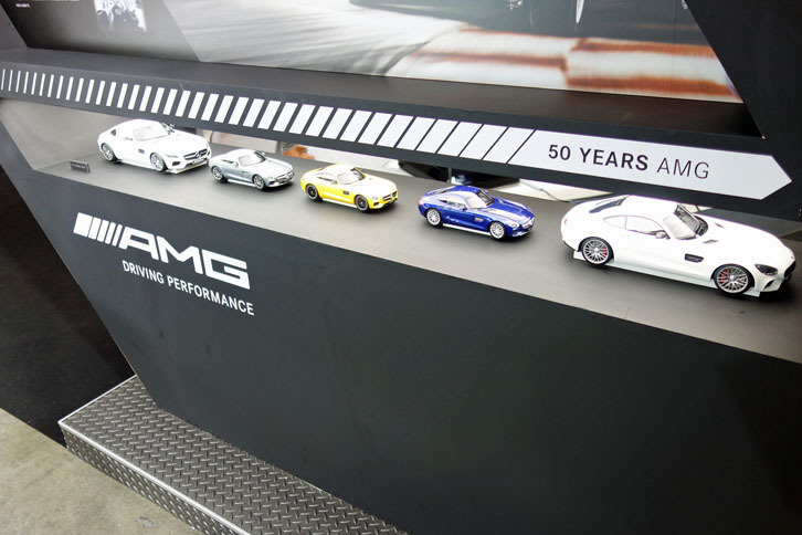 会場に展示されたミニカー