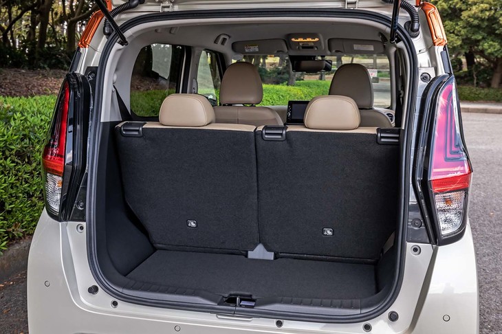 後席を最も後ろに下げた状態。この位置での後席のニールームは約710mmと、足が組めるほどの広さになっている。