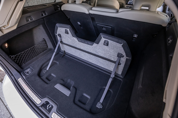 荷室床面に組み込まれたグロサリーバッグホルダーは、先代「V60」でも採用されていたもの。ボードを垂直に起こし（写真）、上部ホルダーに買い物バッグの取っ手を引っかけ、水平のゴムバンドでバッグを固定する。