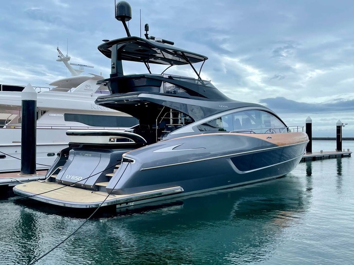 スポーツカーのようになまめかしいリアフォルム。ボディー側面にも「L」字のモチーフがあしらわれる。