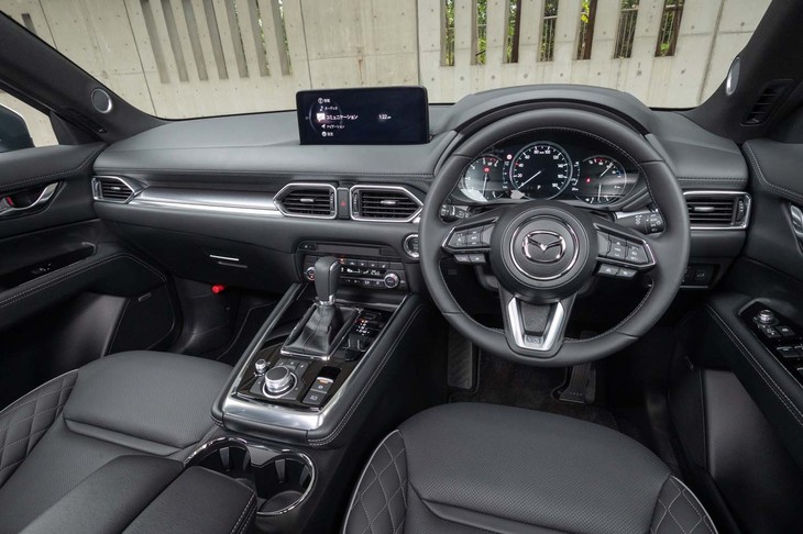 インテリアはナッパレザー仕立てで、ブラックのほかにピュアホワイトも選べる。インパネ加飾はヘアライン加工入りのシルバーだ。