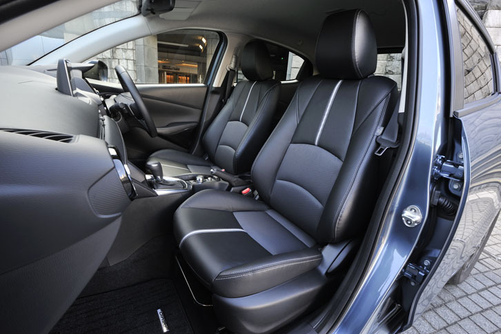 「ブラックレザーリミテッド」には、黒い本革にグレーのファブリックとシルバーのストライプを組み合わせた専用のシートが装着される。