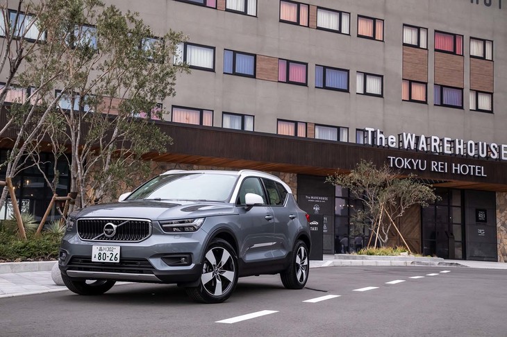 今回試乗したボルボの「XC40 T4 AWDモメンタム」。ボディーサイズは全長×全幅×全高＝4425×1875×1660mm、ホイールベースは2700mm。Cセグと呼ぶのがためらわれるほど幅が広い。