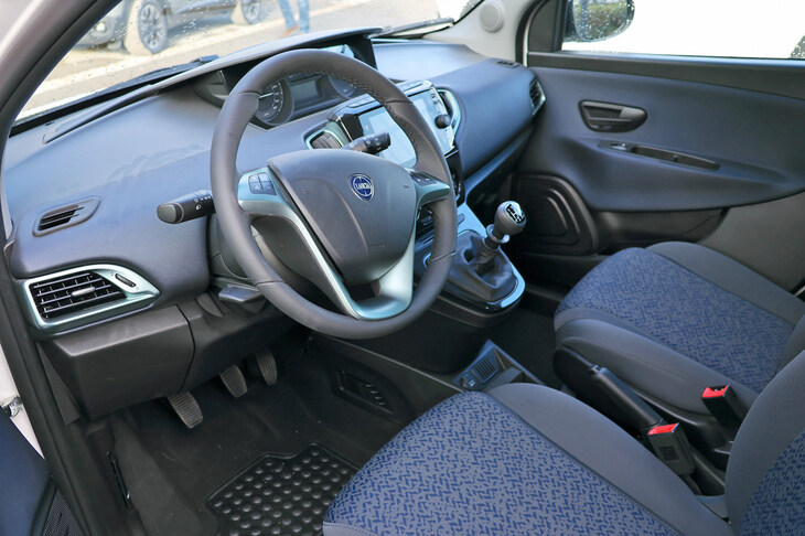 標準のヘリンボーン地シートが備わったインテリア。「イプシロン」のイタリア国内付加価値税込み価格は、1万5500ユーロ（約244万円）から。