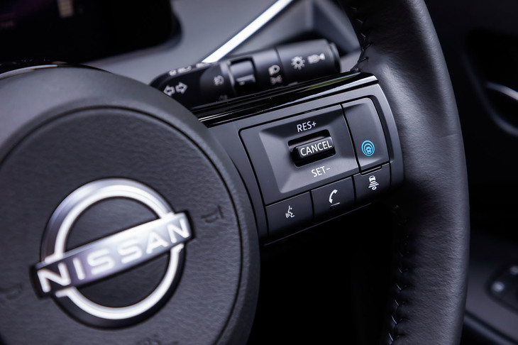 標識検知やカーナビと連動するカーブでの減速支援機能などが組み込まれた運転支援システム「プロパイロット」はオプション。操作スイッチは、ステアリングスポーク右側に集中配置されている。