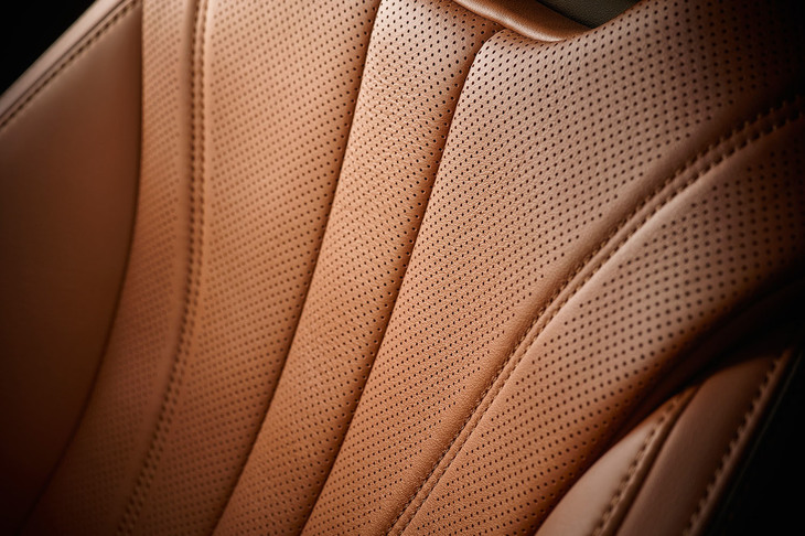 「LC“PATINA Elegance”」のL-ANILINE本革シート。