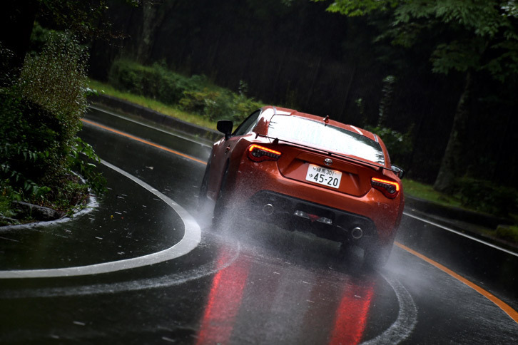 ドライブトレイン系では、ザックス製のショックアブソーバーのオプション設定に加え、ブレンボ製ブレーキの設定も計画されている。