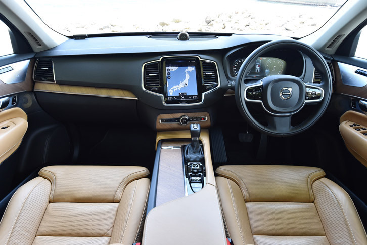 「XC90」のインストゥルメントパネルまわり。「T6 AWD インスクリプション」にはウォールナットウッドの装飾パネルが用いられている。