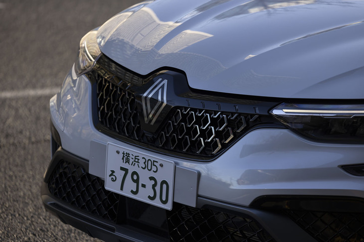 フロントマスクの中央にはフラットデザインの新たなルノーロゴが備わる。ひし形の半分だけをメッキ加工したグリルのデザインも新しい。