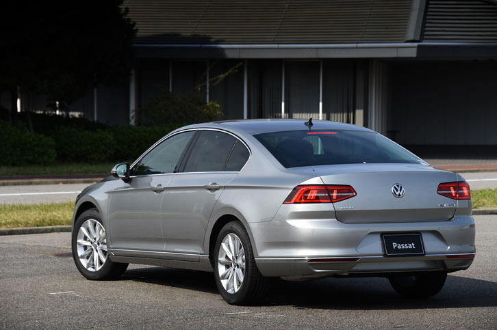 「フォルクスワーゲン・パサート」の新グレード「TSIエレガンスライン」。ボディー下部にクロームのモールディングが配されるなど、上質感が追求されている。
