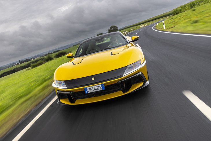 「12チリンドリ」を走らせてまず印象的だったのは、極めて乗り心地が良いことだった。そのフィーリングは、同モデルの見た目や質感にもマッチするものといえる。