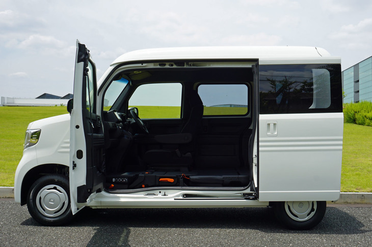 助手席側をピラーレス構造とした点も「N-VAN」の大きな武器だ。開口部がリアゲートよりも広くなるため荷物の積み下ろしが楽になるほか、路肩などに止めた場合には歩道側で安全に作業ができる。