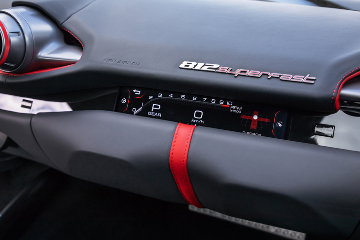 速度やエンジンの回転数、使用ギアなどが表示される「パッセンジャーディスプレイ」を装備。ドライバーと走行情報を共有できる。