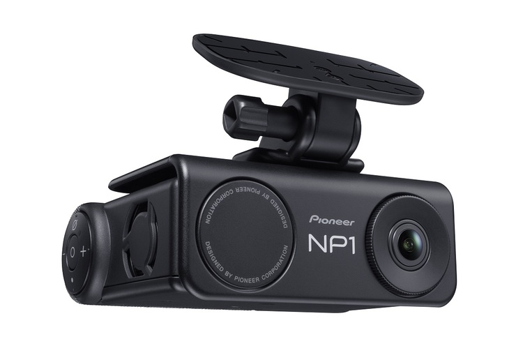 2022年3月2日に発売された「パイオニアNP1」。音声だけで操作・案内するカーナビとドライブレコーダーが一体になっている。
