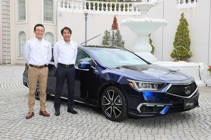 「ホンダセンシングエリート」の開発に携わった、荒木光浩さん（右）と石坂賢太郎さん（左）。