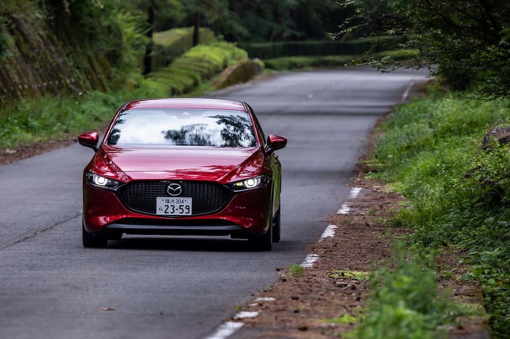 サスペンションは「セダン」と同じ形式で、フロントがマクファーソンストラット式、リアがトーションビーム式となっている。整備された路面では、静かで快適な走りを披露してくれる。