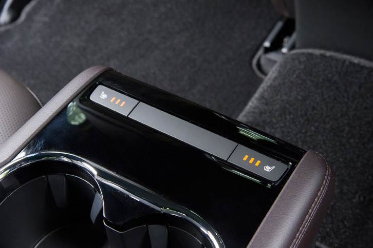 マツダCX-8 XD Lパッケージ（2列目センターコンソールボックス）