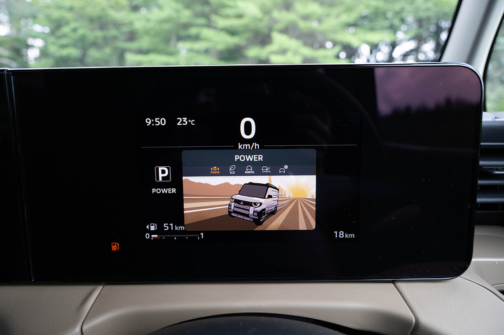 ドライブモードを切り替えるとメータースクリーンにアニメーションが表示される。これはエンジンレスポンスとシフトマップが最もハードになる「パワー」モード。