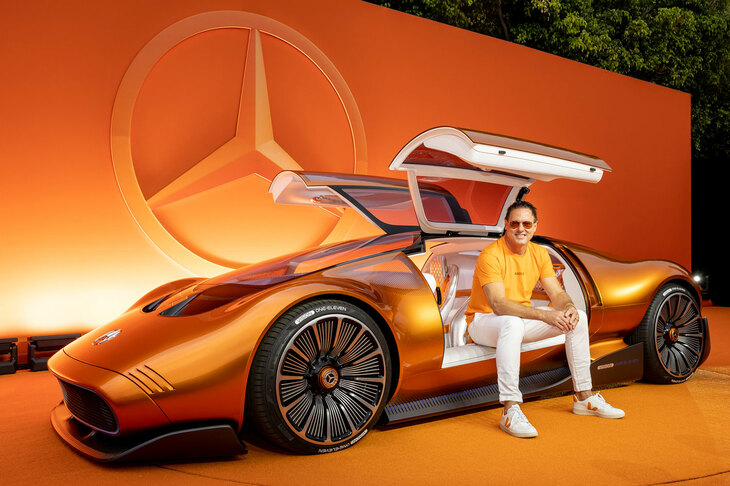 コンセプトモデル「メルセデス・ベンツ・ビジョン111（ワンイレブン）」と、ゴードン・ワグナー氏（2023年6月）。