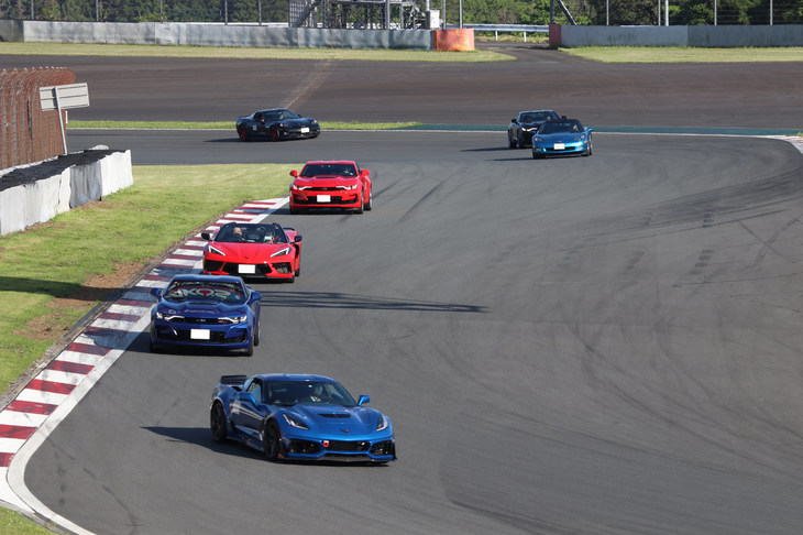 イベントのフィナーレを飾ったパレードラン。「コルベット」と「カマロ」を中心とした157台がレーシングコースを埋め尽くす姿は、まさに圧巻のひとこと。パレード終了とともに解散となり、参加者たちは帰路へとついた。