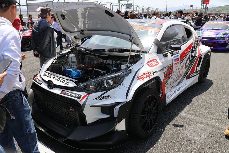 モーターファンフェスタ名物となっている「D1GPエキシビションマッチ ラウンドゼロ」に参戦する車両も展示。金田義健選手がドライブする「Cusco ADVAN GRヤリス」は、FR化のために、縦置きに変更したエンジンルームを観察することができた。