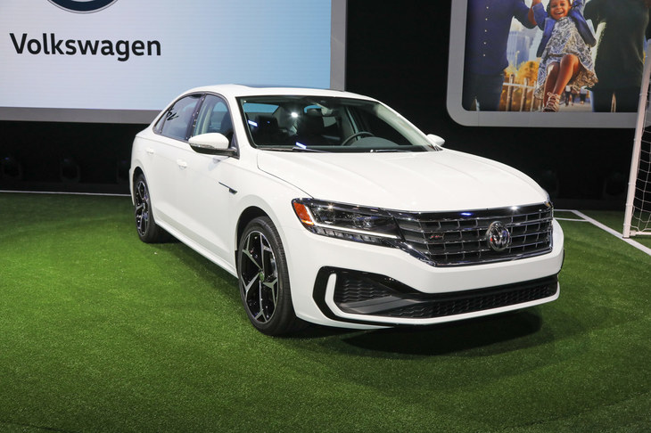 フォルクスワーゲンが発表した新型「パサート」。