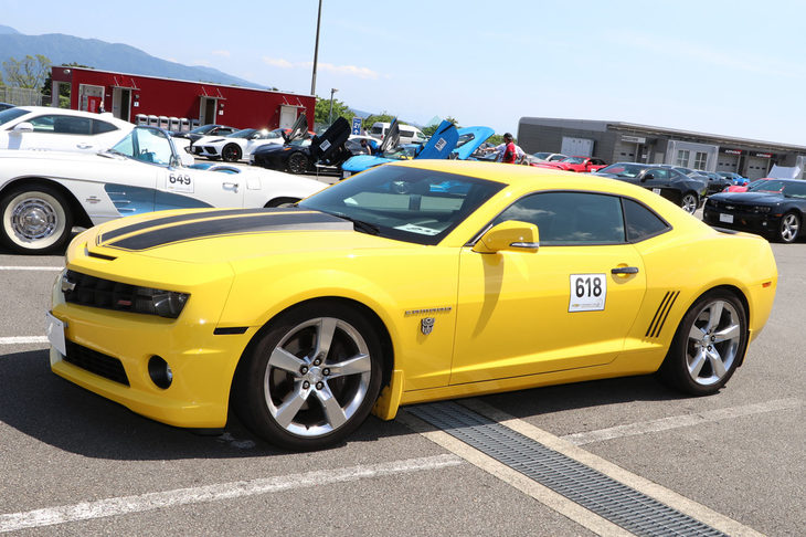 この5代目「シボレー・カマロ」は希少なトランスフォーマー仕様車。映画『トランスフォーマー／リベンジ』に登場した、シボレー・カマロから変形するロボット「バンブルビー」の仕様を盛り込んだものだ。フロントフェンダーとホイールセンターキャップには専用の「AUTOBOT」エンブレムが装備されている。限定16台が販売された。