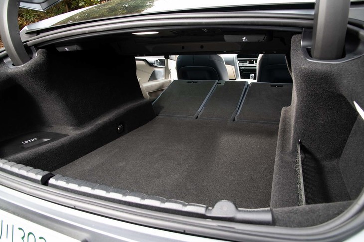 リアシートの背もたれを40：20：40分割で倒せるスルーローディングシステムを備えている。