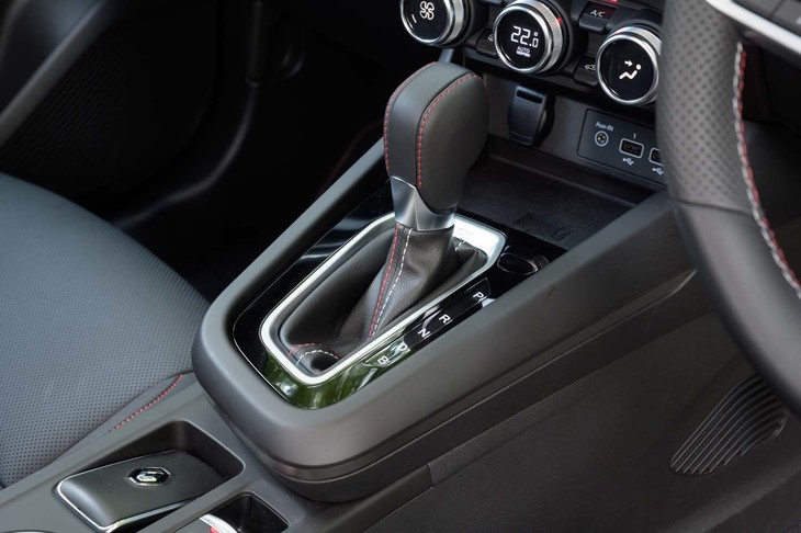 エンジン側が4段の、駆動用モーター革が2段のギアを備え、ハイブリッド走行時にはこれらのギアを縦横無尽に組み合わせて走る「アルカナ」。制御が複雑なため手動変速機能は備わっていない。