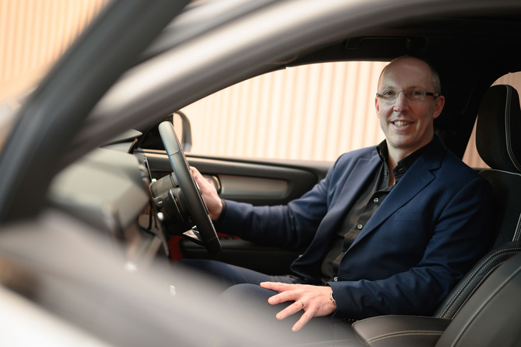 ボルボ・カーズのデザイン部門上級副社長、ロビン・ペイジ氏。1971年生まれの英国人だ。