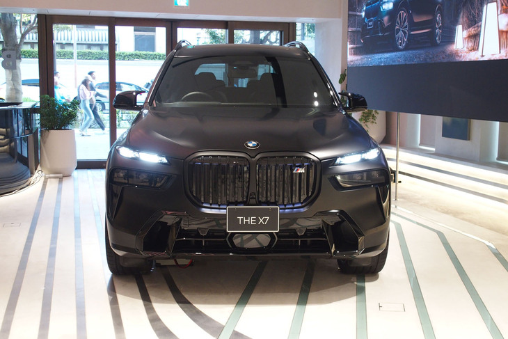 BMW X7ブラックアルファ（フロントビュー）